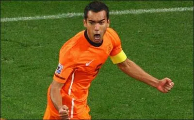 C´est pas neuf, que la FIFA oublie l´arrire gauche. Dj en 2010, il y eut cette hrsie. Et pourtant, le but de l'anne avait t marqu en ½ finale du mondial par...