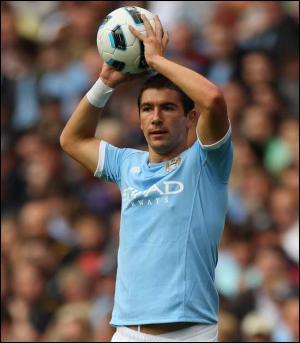 Un arrière gauche recruté pour 22 millions d´euros par Manchester City 2010, ça attire l'attention, non ? Qui est ce joueur serbe passé par la Lazio, finaliste de l'Euro Espoirs en 2007 ?
