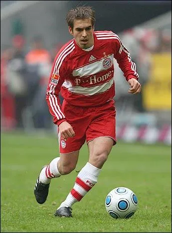 Ce droitier occupe le couloir gauche du Bayern. Un adage du club dit que l'ailier qui l'a derrire lui russira une bonne saison, et a se vrifie cette anne encore avec Ribry. Voici