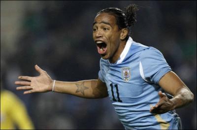 Il est en train d'empiler les titres avec le FC Porto, et a participé au succès de l'Uruguay lors de la Copa America 2011, marquant deux buts décisifs face au Chili puis au Mexique…