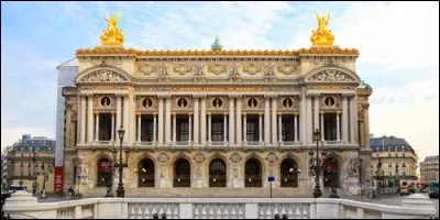 L'Opéra Garnier de Paris est l'oeuvre de l'architecte Pierre Fontaine.