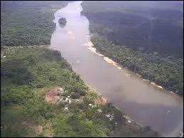 Quel fleuve sert de frontire entre la Guyane et le Suriname ?