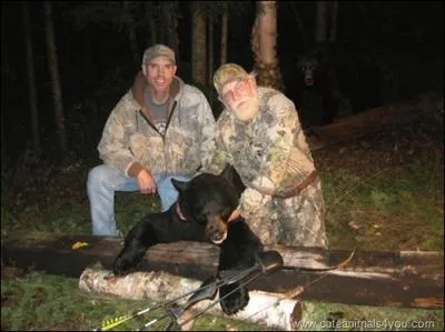 Quelle surprise attend ces deux chasseurs  l'arc !