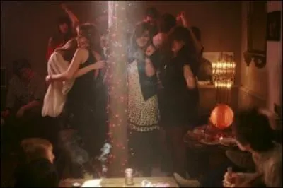 Lola fte son anniversaire chez elle, qui est cens les surveiller pendant ce temps l ?