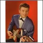 Le 21 septembre 1961, il vient d'avoir 18 ans, chante et danse depuis un an et ses concerts provoquent des crises d'hystrie. Qui est-il ?