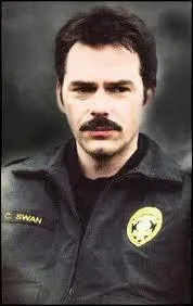 Qui joue le rle de Charlie Swan ?