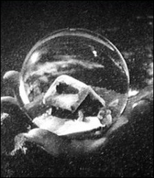Dans 'Citizen Kane', quel mot énigmatique Charles Foster Kane prononce-t-il au début du film, sur son lit de mort, alors qu'il tient dans sa main une 'boule à neige' ?