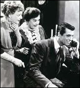 Qu'y a-t-il dans la cave des vieilles tantes de la future promise de Cary Grant dans 'Arsenic et vieilles dentelles' ?