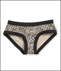 Quel hros se contente de porter un slip, mais pas un slip tout simple et de bon got, mais un slip digne du Crazy Horse, tout en impression lopard ?