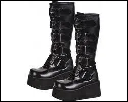 Quel hros ne se trouve jamais assez puissant et jamais assez 'grand', aussi tous les moyens sont-ils bons pour impressionner, cape, masque, ronronnement et super-godillots ?