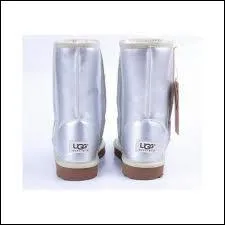 Quel hros donne carrment dans le disco Annes 80 sans perdre une once de virilit en glissant ses pnates dans de l'argent clinquant ?