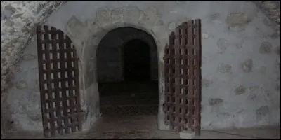 Comment appelait-on les prisons des châteaux forts ?