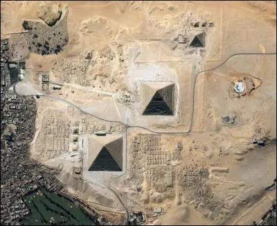 Lequel de ces monuments, construit au IIIe sicle av. JC, serait visible depuis l'espace ?