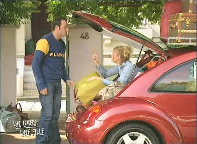 Dans un pisode, ils partent en vacance et Jean n'arrive pas a rentrer les valises. Que fait alors Alex