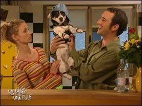 Commet s'appelle le petit chien de la mre a Alex ?