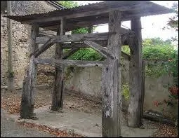 A quoi servait encore dans les annes 50 cette construction; appele selon les rgions 'Travail'ou 'Tramail' ?