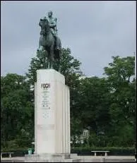 Sur quelle place de Paris peut-on se donner rendez-vous  l'ombre de la statue questre du Marchal Foch ?