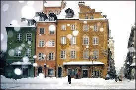 Compltez la chanson de Sardou 'La neige' : (Dans un caf de Varsovie... )