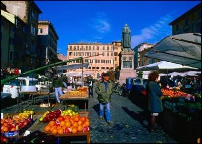 Laquelle de ces villes italiennes compte la population la plus importante ?