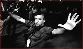 Cet australien joue au thtre, et devient ralisateur au style affirm inspir de l'Opra italien dit-il, comme le gnial Ballroom dancing, Romeo et Juliette, Moulin rouge...