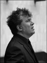 Star espagnole de la ralisation, il passe de Femmes au bord de la crise de nerfs, une comdie,  Parle avec elle, de Attache-moi  La fleur de mon succs