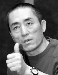 Ce chinois a fait l'Universit section cinma en Chine. Ses films sont des fresques critiques de l'Histoire chinoise et d'une grande beaut visuelle : Epouses et concubines, Une femme chinoise...