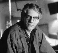 Aprs des tudes de lettres et scientifiques, ce canadien fait des tlfilms avant des films dnonant nvroses et phobies. Dead zone, Videodrome, Faux semblants, Crash, le festin nu, eXistenZ...