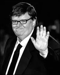 Documentariste engag  l'extrme gauche US, il vend tout pour son 1er film, Roger et moi, sur le patron de la General Motors. Il dnonce les travers de la socit amricaine, l'exploitation du peuple