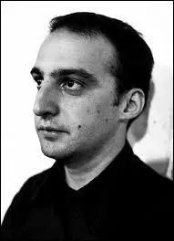 Ce chilien-espagnol a un don pour distiller des ambiances tranges et nous emporter dans des faux semblants. Il faut voir Ouvre les yeux, Les autres