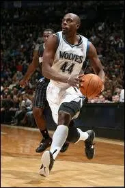 Qui est cet ailier/pivot, ancien joueur des Warriors ?