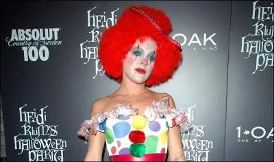 Dguise en clown, actrice et chanteuse !