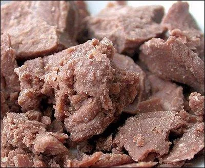 Quel processus subit ce produit et qu'obtient-on de cette transformation ?