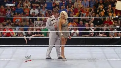 Avec quel catcheur a-t-elle form un 'faux couple ' ?