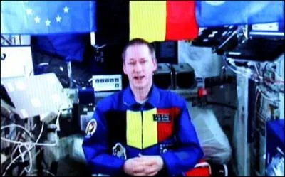 Premier pilote non amricain  recevoir la rcompenseJoe Bill Dryden Semper Viper Award , en 1997, pour dmonstration de qualifications exceptionnelles pendant un vol. Il fut lev au rang de vicomte