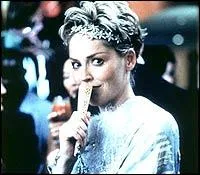 Dans cette dlicieuse comdie satirique sur les moeurs hollywoodiennes (La muse), une muse sense apporter l'inspiration  un scnariste, est recrute. Qui est la Muse de qui ?