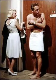 Paul Newman est l'crivain dans cette comdie d'espionnage de 1963, intitul en franais Pas de lauriers pour les tueurs, avec Elke Sommer, Micheline Presle et Grard Oury. O se passe l'action ?