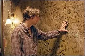 Dans ce film trange, dans lequel Jim Carrey tient un rle inhabituel pour lui, tout commence par l'achat d'un petit livre...