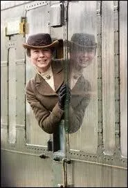 L'actrice Rene Zellwegger joue un crivain ayant exist dans ce film qui en raconte la vie. Quel est le titre du film, et donc le nom de cet crivain ?