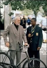 Quel est le titre de ce film dans lequel un crivain  succs terr dans son appartement finit par s'intresser  un gamin de banlieue lve exceptionnel et  s'y attacher ?