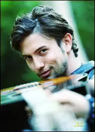 Qui interprte-t-il ?