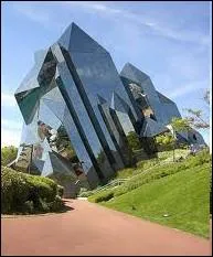 Quel parc d'attraction est impant dans cette rgion prs de Poitiers ?