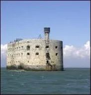 Fort Boyard, difi au XIX me sicle et rendu clbre par le jeu tlvis du mme nom , est appel galement par les charentais :