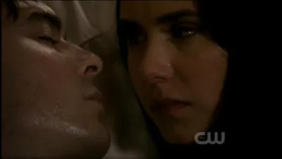 Par qui Damon est-il mordu, ce qui amne Stefan  se livrer  Klaus ?