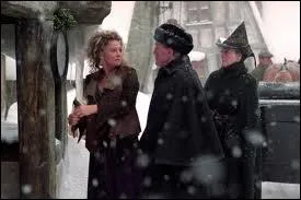 Devant quel endroit se tient madame Rosmerta ?