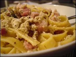 Quel ingrdient ne trouve-t-on pas dans les ptes  la carbonara  l'italienne ?