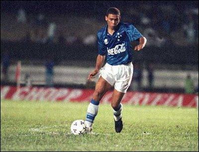 Ronaldo débute à 16 ans chez les professionnels avec le club de Cruzeiro. Sa première saison est marquée par un exploit retentissant, un quintuplé inscrit face au club de…