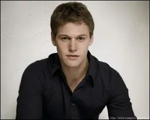 Qui est l'ex-petit ami d'Elena ?