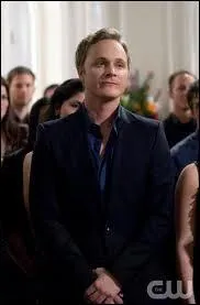 Qui est John pour Elena ?