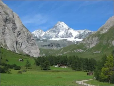 Les Alpes occupent plus de la moiti de la surface du territoire autrichien. Le point le plus haut du pays est le Grossglockner. Il culmine  :