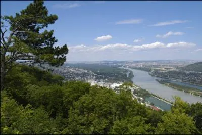 Vienne est la capitale du pays. Elle doit son nom  la 'Vienne', rivire qui la traverse et qui conflue dans la ville avec ...
